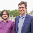 Luiz Henrique Marques, director de fotografía y, con corbata, Gustavo Brinholi, guionista y músico, autores de la hermosa película Human Life