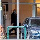 El Papa Francisco deja el hospital Gemelli en su coche azul habitual en Roma tras 10 días hospitalizado