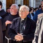 Monseñor Hoser, junto a los franciscanos de Medjugorje.