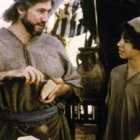 San José y un joven Jesús, en el taller, en la película italiana de 1999 sobre el santo, que ha intrigado a muchos artistas