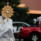 Una procesión en la calle con el Santísimo Sacramento en pandemia... Dios pide a sus hijos que colaboren en hacerlo visible, en llegar a todos - foto en Unsplash de Jacob Bentzinger