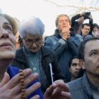 Mirjana Soldo, una de las videntes de Medjugorje, rodeada de peregrinos en una de las apariciones. Captura de «Medjugorje, la película».