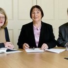 El comité investigador de las casas para madres solteras en Irlanda - la profesora Mary E. Daly, la juez Yvonne Murphy y el doctor William Duncan