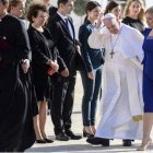 La presidenta de Eslovaquia recibe a Francisco en el Palacio presidencial