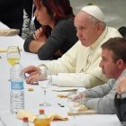 El Papa Francisco en una comida con personas atendidas por la Limosnería vaticana en 2019