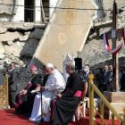 Francisco, ante las ruinas de una iglesia en Mosul destruida por Estado Islámico, durante su reciente viaje a Irak. Foto: Vatican News.