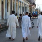 Los cuatro sacerdotes de la Comunidad de San Martín, siempre con sus hábitos de color claro, en Placetas, Cuba