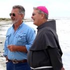 El arqueólogo David Hurst y el franciscano Gregory J. Hartmayer, obispo de Atlanta, en el lugar de la misión española.