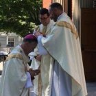 Brent Crowe bendice al arzobispo Sample en 2018, tras ser ordenado sacerdote