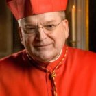 El cardenal Burke, hospitalizado tras contagiarse de Covid-19 y asistido por un ventilador.