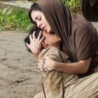 El mártir cristero José Sánchez del Río (19131928), canonizado en 2016, en brazos de su madre en una escena de la película Cristiada.