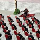El cardenal Cantalamessa predica en el Aula Pablo VI a los miembros de la Curia el viernes pasado, con el Papa ausente por su viaje apostólico a Irak.