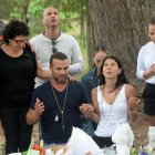 Danny y Leila Abdallah rezan en el lugar en el que murieron sus hijos y su sobrina