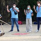 Jóvenes ligados a los marianistas de Zaragoza realizan el saludo scout en una actividad al aire libre