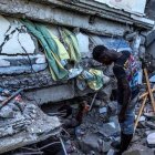 Entre los escombros del terremoto de Haiti siguen apareciendo muertos, cuyo número supera ya ampliamente los mil.