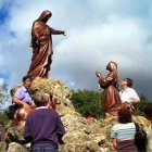 Peregrinos en Le Pindreau, lugar donde se halla el monumento característico de las apariciones de Laus. Foto: Diócesis de Annecy.