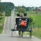 Una escena típica de la diferencia cultural entre los amish y el mundo que les rodea. Foto: Randy Fath / Unsplash.