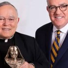 El arzobispo emérito de Filadelfia, Charles Chaput, muestra el Premio Madre Angélica junto al CEO de EWTN, Michael P. Warsaw. Foto: EWTN.