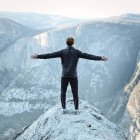 La libertad del hombre tiene límites determinados por su relación de inferioridad con Dios, de igualdad con sus semejantes y de superioridad con el resto de las criaturas. Foto: Jason Hogan / Unsplash.