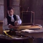 Ampère mide con su electrodinamómetro la interacción entre dos corrientes eléctricas. Imagen: documental «André-Marie Ampère und der Elektromagnetismus» (2006) de Jörg Richter, en una coproducción encabezada por Inter/Aktion GmbH.