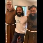 Shia LaBeouf, con los capuchinos a quienes ha visitado para conocer la vida de comunidad del Padre Pío. Captura de Instagram de frhaiho (Fray Hai Ho).