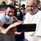 El Papa saluda a los católicos tras su última catequesis sobre la oración sacerdotal de Jesús en el Vaticano.