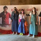 Visitantes en la exposición de Carlo Acutis sobre milagros eucarísticos en el marco especial de la basílica de Daroca