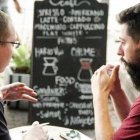 Evangelizadores judíos mesiánicos en el Café HaOgen de Tel Aviv... con estilo hebreo, anuncian a Jesús