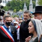 El presidente francés, Macron, con los actores del musical Bernadette en el santuario de Lourdes