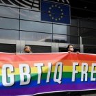 Manifestantes del lobby gay que presionan en el Europarlamento, ante la inacción o colaboración de algunos partidos de centro o derecha progre