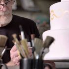 Jack Phillips, trabajando en una de sus tartas, auténticas y personalizadas obras de arte.
