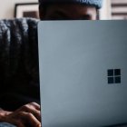 Una vez que se empieza, la necesidad de ver pornografía más tiempo y en modalidades de mayor perversión tiene una explicación fisiológica sencilla. Foto: Surface / Unsplash.