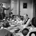 «La gran familia», una película de Fernando Palacios convertida en un clásico desde su estreno en 1962: la vida cotidiana, realista y sencilla, de una familia numerosa.