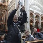 Turistas en la mezquita de Córdoba antes del coronavirus... es de los pocos edificios eclesiales realmente rentables - foto de Valerio Merino