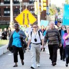 Cristianos por las calles de Filadelfia: «Orgulloso de ser catolico», reza el cartel. Foto: Sarah Webb / CatholicPhilly.com
