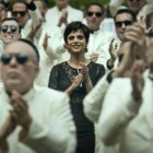 Una escena en el capítulo final de 30 Monedas, la teleserie de Álex de la Iglesia - en una secta que hace todo lo contrario a la Iglesia, su clero viste de blanco