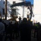El derribo de la cruz se está ya produciendo pese a las advertencias de que es ilegal