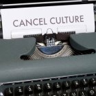 La «cultura de la cancelación» (Cancel Culture, en inglés) divide la sociedad en víctimas y verdugos con la intención de extirpar de la cultura occidental hasta la última huella cristiana. Foto (contextual): Markus Winkler / Unsplash.
