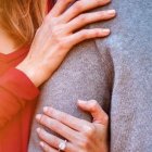 Las autoras de «Más que juntos» ofrecen algunas sugerencias para que el matrimonio sea un motivo de felicidad realista desde el primer día. Foto: Heather Mount / Unsplash.