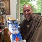 Tras una juventud alejado de la fe y dedicado por entero al skate y la velocidad, una profunda curiosidad invadió al franciscano John Paul Mary, que le condujo directamente al seminario.