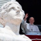 El Papa saluda durante el Angelus de hoy