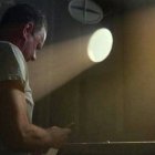 Tom Hanks, en el papel del capitán Krause, reza en su camarote en «Greyhound: enemigos bajo el mar» (2020) de Aaron Schneider.