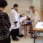Kajiwara, antiguo obispo anglicano japonés, realiza un bautizo a un adulto, ya como sacerdote católico en 2017