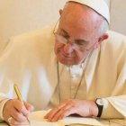 El Papa Francisco escribiendo... sus reflexiones sobre la pandemia pueden ayudar a muchos