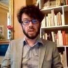 Matthieu Faucher, durante una de las numerosas entrevistas que ha concedido por un caso que ha sorprendido a muchos por mostrar el lado más esperpéntico de la intolerancia laicista. Foto: Captura de RT Francia.