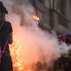 Incendio provocado en una marcha de feministas abortistas en México  - unas encapuchadas echan un chorrito de agua, quizá arrepentidas