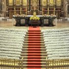 El manto para la Virgen estaba compuesto de 15.000 claveles de color blanco / Fotos: Santuario de Torreciudad