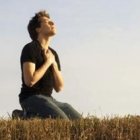 La adoración se expresa corporalmente al arrodillarse o postrarse