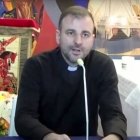 El padre Gabriel, durante una conexión online durante el confinamiento en una de las salas afectadas ahora por la explosión.