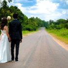 El matrimonio para siempre, un factor de estabilidad: la unidad 
y apoyo mutuo de los esposos para afrontar juntos las sorpresas y retos de la vida. Foto: Andrew Itaga / Unsplash.
